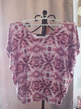KIM & CAMI Women's Pink &White Shortsleeve Top Size Medium Like New Never Worn